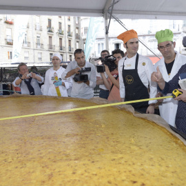 Javier Maroto, del Partido Popular, posando junto con la tortilla gigante que hizo en Vitoria.