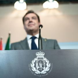 Juanma Moreno, con el escudo con la corona real y el laurel.