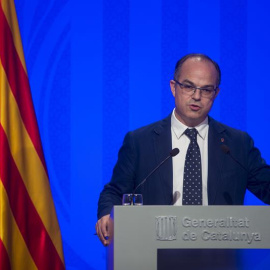 El portavoz del Gobierno de la Generalitat, Jordi Turull, atiende a los medios de comunicación, el pasado viernes,en Barcelona. EFE/Quique García