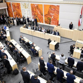 Miembros del parlamento austriaco, votan una moción de censura contra el canciller federal, Sebastian Kurz, este lunes en Viena, Austria. EFE