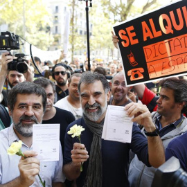 El presidente de la Asamblea Nacional Catalana (ANC), Jordi Sanchez (i), y el presidente de Òmnium Cultural, Jordi Cuixart (c), muestran papeletas del referendum. /EFE