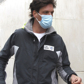 Luis Medina, investigado por el caso de las mascarillas, pasea a su perro el 08 de abril, en Madrid