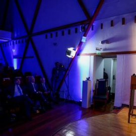 La escritora ecuatoriana María Fernanda Ampuero (d) habla durante la conmemoración del Día Internacional del Libro en Quito (Ecuador) | EFE