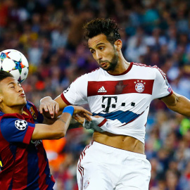 Neymar y Benatia luchan por un balón durante el partido. Reuters / Kai Pfaffenbach