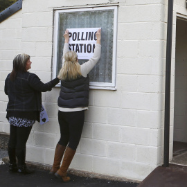 Los cerca de 40.000 colegios electorales a los que están llamados a votar más de 40 millones de británicos para elegir un nuevo Parlamento han abierto este jueves sus puertas a las 07.00 hora local (06.00 GMT), en una jornada que se prolong