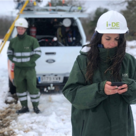 Operarios de i-DE, la distribuidora de Iberdrola, en el trabajo de mantenimiento de redes.