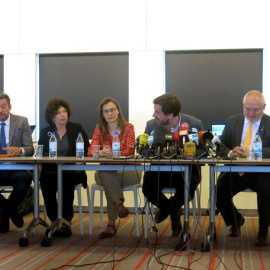 05/06/2018.- Los ex consejeros de la Generalitat huidos a Bélgica, Meritxell Serret (c), Toni Comín (3d) y Lluís Puig (2d) y los letrados Kateline Van Bellingen (i), Christophe Marchand (2i), Michelle Hirsh (3i) y Paul Bekaert (d), durante 