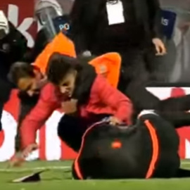 Momento en el que el joven se abalanza sobre el árbitro en el partido entre el Trabzonspor y el Fenerbahçe.