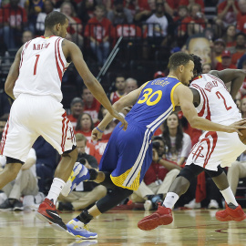 Stephen Curry conduce el balón ante dos jugadores de los Houston Rockets. /REUTERS