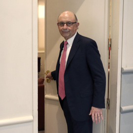 El ministro de Hacienda, Cristóbal Montoro, entra en un despacho del Senado, tras  la sesión de control al Gobierno  en el pleno de la Cámara Alta. EFE/Chema Moya