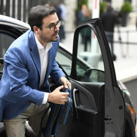 El diputado de Unidas Podemos, Alberto Garzón, a su llegada al Congreso para la sesión constitutiva. - EFE