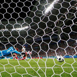 El afortunado gol de Costa. (DIEGO AZUBEL | EFE)