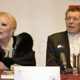 Ramiro Oliver, junto a su esposa Concha Márquez Piquer, durante la presentación de su libro, a 02 de marzo de 2017, en Madrid