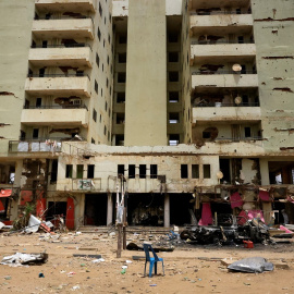 27/04/2023 Un hombre camina entre los restos de un coche y del mercado central de Jartum, en pleno conflicto en Sudán