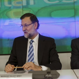 El presidente del Gobierno, Mariano Rajoy entre la secretaria general del PP, Maria Dolores de Cospedal, y el vicesecretario nacional del PP , Javier Arenas. REUTERS/Juan Medina
