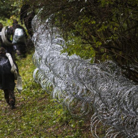 Soldados continúan levantando la alambrada en la frontera con Croacia en Zakany (Hungría). EFE/Gyorgy Varga