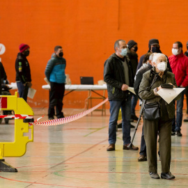 Vecinos de Agurain (Vitoria) esperan turno para someterse a pruebas PCR durante un cribado masivo.