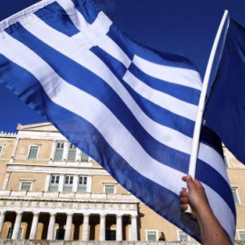 Bandera griega y bandera de la UE, frente al edificio del Parlamento heleno en Atenas - EFE