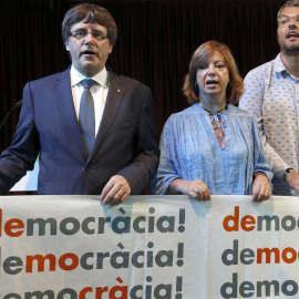 El presidente de la Generalitat, Carles Puigdemont, junto a la consellera de Gobernación, Meritxell Borràs y Eliseo Esterli (d), durante un acto del PDeCAT en el Casino del Centre de L'Hospitalet.| ANDREU DALMAU (EFE)