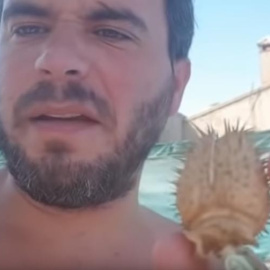 Captura del vídeo en el que el coordinador de Voz en Moguer (Huelva) explica cómo usar la burundanga. (YOUTUBE)