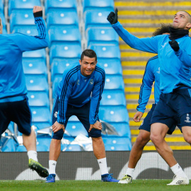Cristiano, entre Pepe y varios jugadores del Real Madrid durante el entrenamiento de este lunes. Reuters / Jason Cairnduff