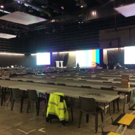 Últims preparatius per habilitar el centre internacional de premsa a l'Edifici Imagina, de Mediapro.