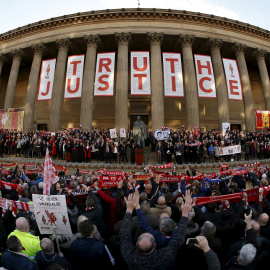 Cientos de personas cantan el famoso 'You'll never work alone' durante una vigilia en memoria de las víctimas del desastre de Hillsborough en el St. Georges Hall, en Liverpool, Inglaterra. REUTERS/Phil Noble
