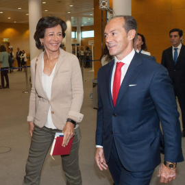 La presidenta del Banco Santander, Ana P. Botín, con el consejero delegado de la entidad en España, Rami Aboukhair. E.P.