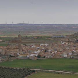 Vista general de Muniesa con molinos eólicos