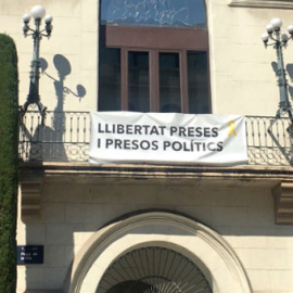 La pancarta que hasta hoy colgaba en el balcón del Ayuntamiento de Badalona. - TWITTER DE XAVIER GARCÍA ALBIOL