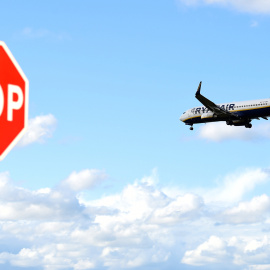 Un avión de Ryanair se aproxima al aeropuerto de Dublin. REUTERS/Clodagh Kilcoyne