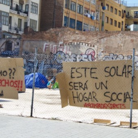 Pancartas de protesta del colectivo de personas sin techo agrupadas en la iniciativa Acampada x Drets, que se ha desplazado desde Plaza Catalunya a un un solar equivalente a medio campo de fútbol en Arco del Triunfo. - JORGE GARCÍA LÓPEZ