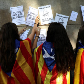 Menores de edad en periodo de enseñanza obligatoria están pidiendo en sus centros escolares autorización para no asistir a las actividades lectivas y participar en actor por el referéndum del 1-O / REUTERS