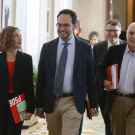 El equipo negociador del PSOE; Meritxel Batet, el portavoz parlamentario, Antonio Hernando, Jordi Sevilla (detrás) y Rodolfo Ares. EFE/Paco Campos.