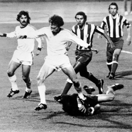 El jugador del Bayern, Paul Breitner, disputa un balón a Reina, portero del Atlético en la final de 1974.
