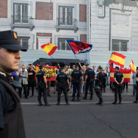 En la Puerta del Sol de Madrid, el pasado 20 de septiembre de 2017 manifestantes de extrema derecha gritando consignas a favor de la unidad de España a la manifestación en favor del referéndum de la independencia catalana / REUTERS
