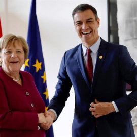 El presidente de España, Pedro Sánchez (d), estrecha la mano de la canciller de Alemania, Angela Merkel (i), durante la cumbre informal de jefes de Estado y de Gobierno de la Unión Europea (UE). /EFE
