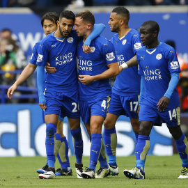 Los jugadores del Leicester celebran uno de los goles que marcaron el domingo al Swansea. /REUTERS