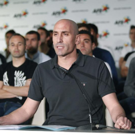 Rubiales, con los futbolistas detrás. EFE/Victor Lerena