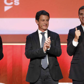 El candidato independiente por Barcelona, Manuel Valls, junto a Inés Arrimadas, la portavoz nacional y en el Congreso y Albert Rivera, líder de Ciudadanos. EFE