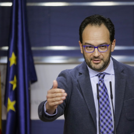 El portavoz del PSOE en el Congreso, Antonio Hernando, durante la rueda de prensa que ha ofrecido en el Congreso. EFE/Emilio Naranjo