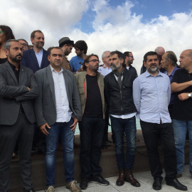 Javier Pacheco (CCOO), Camil Ros (UGT), Jordi Cuixart (Òmnium Cultural), Jordi Sànchez (ANC), amb altres dirigents sindicals i d'entitats de la societat civil catalana (C. Bellsolà)