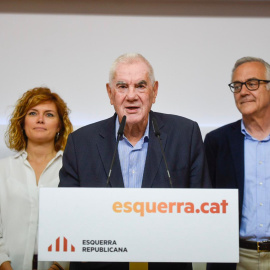 Maragall, acompanyat dels altres regidors electes d'ERC, en la compareixença d'aquest dimarts. Al seu darrere, Elisenda Alamany i Miquel Puig. MARC PUIG