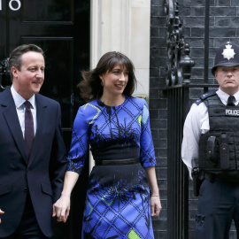 David Cameron y su esposa ponen rumbo al Palacio de Buckingham. /REUTERS