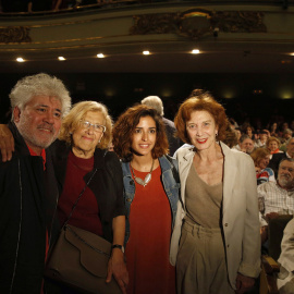 La candidata de Ahora Madrid al Ayuntamiento, Manuela Carmena (2i), junto al cineasta Pedro Almodóvar y las actrices Inma Cuesta y Marisa Paredes, antes del comienzo del acto celebrado hoy en la Cuesta de Moyano de Madrid, con el que abre l