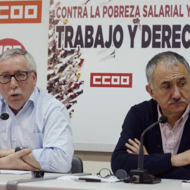 Los secretarios generales de CCOO y UGT, Ignacio Fernández Toxo (i) y Pepe Àlvarez, respectivamente, han presentado esta mañana en rueda de prensa el Manifiesto del 1º de Mayo. EFE/Paco Campos