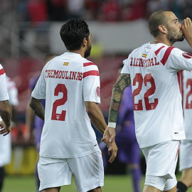Aleix Vidal celebra con sus compañeros uno de sus goles a la Fiorentina. EFE/PACO PUENTES
