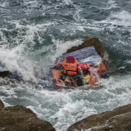 Fotografía en el rompeolas de Castro Urdiales que refleja el rescate de los migrantes en el Mediterráneo. OLMO CALVO