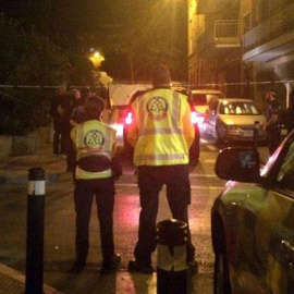 Fotografía cedida por el Ayuntamiento de Madrid de miembros de la Policía Nacional y del Samur-Protección Civil en el lugar en el que una mujer de 30 años falleció tras recibir un disparo en la cabeza. | EFE