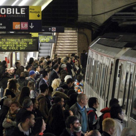 Carteles informativos de la última huelga en el Metro de Barcelona.- EFE